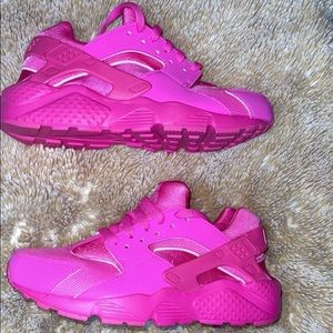 CUTE CUTE HOT PINK HUARACHES 💕💕